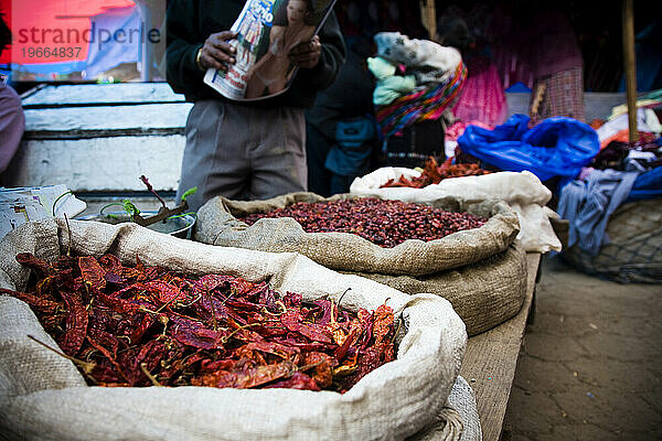 Rote Chilischoten werden auf einem lokalen Markt in Chichicastenango  Guatemala  verkauft.