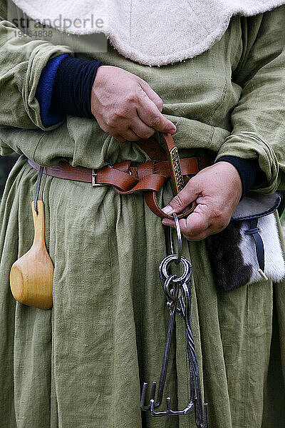 Frau mit traditioneller Kleidung in Eriks  der roten ersten Siedlung Brattahlid  heute bekannt als Qassiarsuk  Südgrönland.