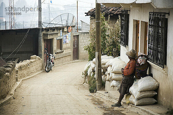 Ein Mann blickt auf eine einsame  leere Landstraße in Guatemala.