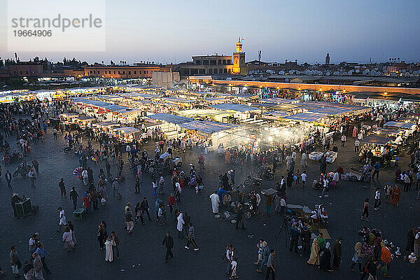 Blick auf den berühmten Platz Djemaa el-Fna in der Abenddämmerung in Marrakesch  Marokko.