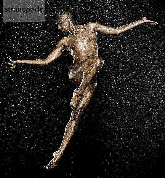 Ein Tänzer  der mit Hilfe eines Trampolins und manchmal Wassers wunderschöne  körperkontrollierte Sprünge ausführt.