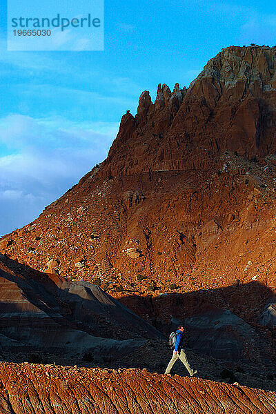 Ein Mann beim Wandern in der Nähe von Abiquie  New Mexico.