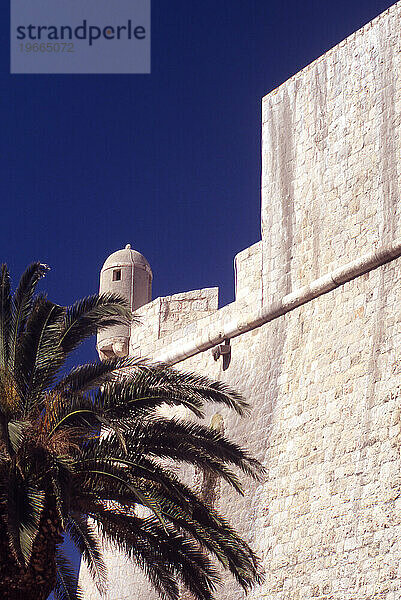 Festungsmauer und Turm. Altstadt von Dubrovnik. Kroatien.