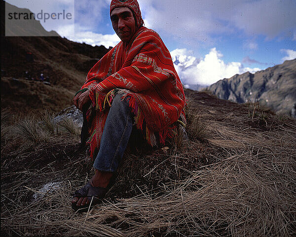 Peruanischer Träger in traditioneller Kleidung