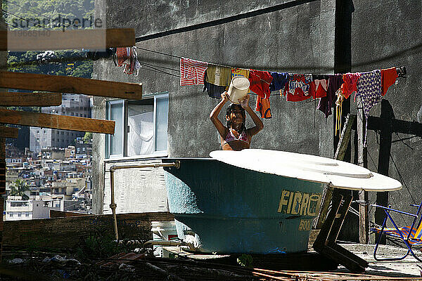 Mädchen beim Baden in der Favela Rocinha  Rio de Janeiro  Brasilien.