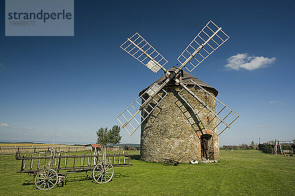 Eine alte Windmühle in der Nähe der Stadt Vilemov im Osten der Tschechischen Republik. Die Mühle ist eine voll funktionsfähige Getreidemühle.