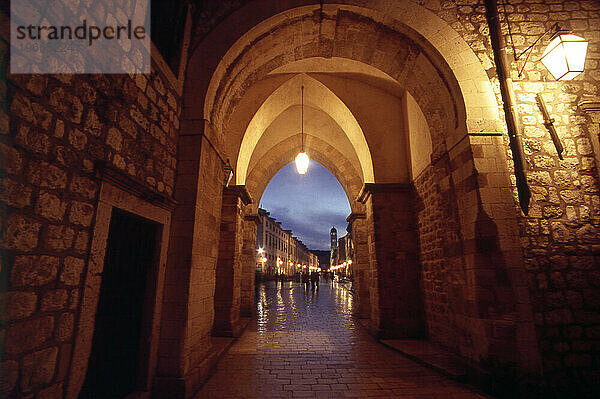 Der beleuchtete mittelalterliche Eingang zum Luza-Platz und zum Stradun  Placa  Dubrovnik  Kroatien