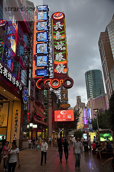 Belebte Einkaufsstraße in Shanghai  China.