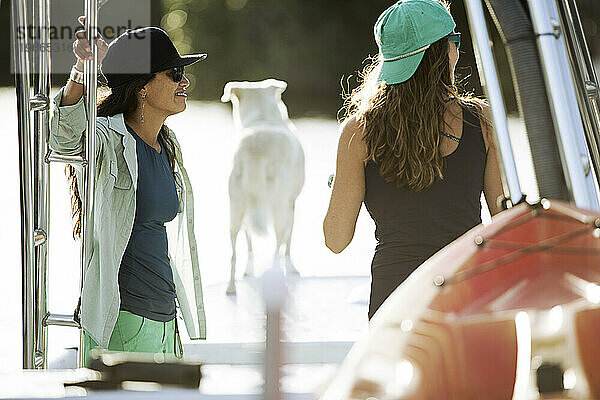 Zwei Frauen mit Hund auf Motorboot