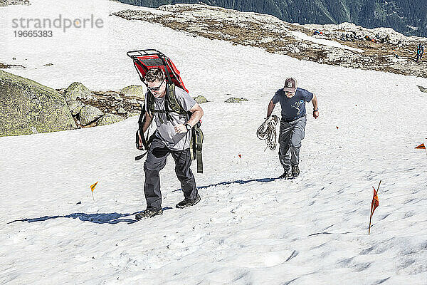 Zwei Personen trainieren für eine Notevakuierung mit dem Schlitten in den französischen Alpen