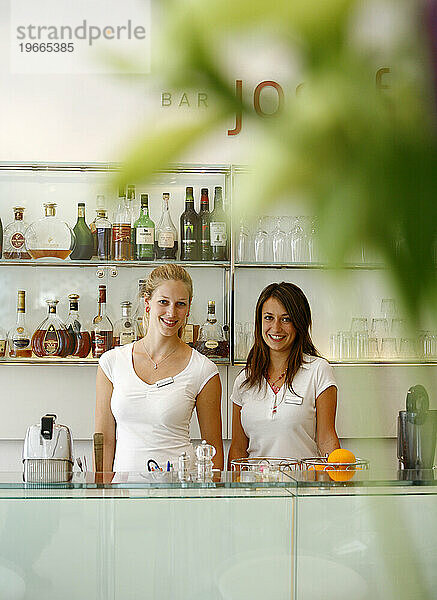 Barkeeper an der Bar des modernen Josef Hotel  Josefov  Prag  Tschechische Republik.