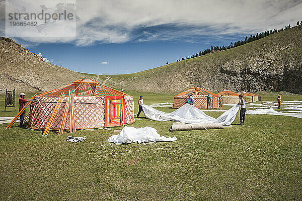 Mongolen bauen Ger-Lager (Jurte) am Ende der Sommerreise 2017 ab  Bunkhan  Bulgan  Mongolei