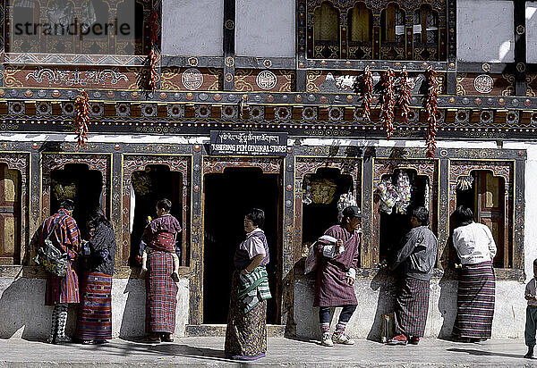 Eine Gruppe vor einem Gebäude in Paro  Bhutan.