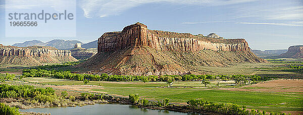 Eine Ranch in Utah mit der Sonnenuhr dahinter  am Indian Creek in der Nähe von Canyonlands  UT.