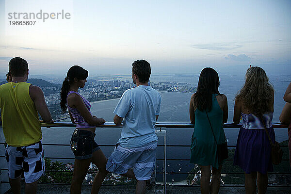 Menschen auf dem Gipfel des Pao Asucar oder Zuckerhuts mit Blick über die Stadt  Rio de Janeiro  Brasilien.