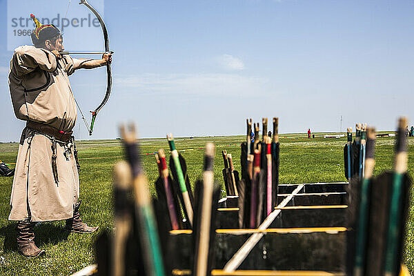 Mongolian archery at Naadam Festival  Bulgan  Central Mongolia  Mongolia