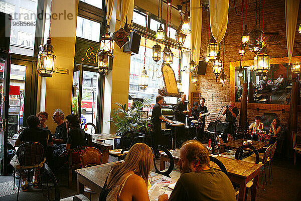 Menschen sitzen im Le Patio Café und Restaurant in der Narodni Trida Straße  Nove Mesto  Prag  Tschechische Republik.