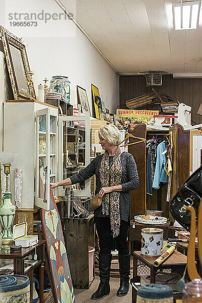 Frau kauft im Antiquitätengeschäft  Port Angeles  Washington  USA