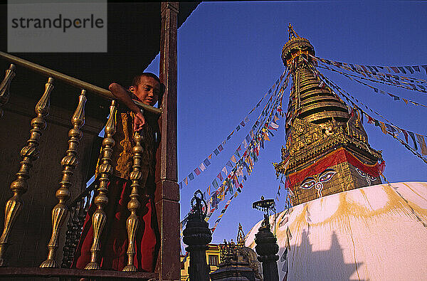 Junger Mönch im Swyambhunath-Tempel  Kathmandu