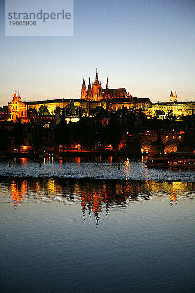 Blick über die Burg und den Veitsdom und die Karlsbrücke bei Nacht  Prag  Tschechische Republik.