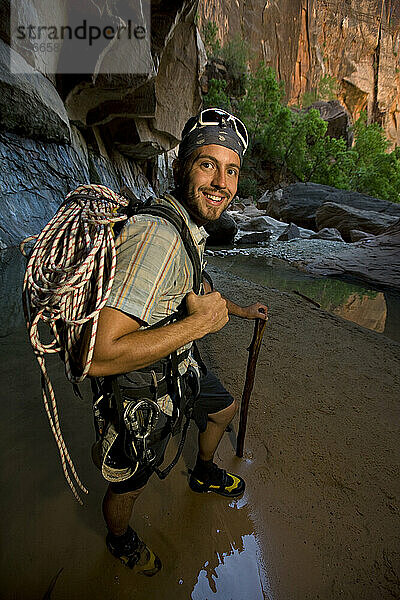 Mann mit Seil steht im Canyon  Zion Nationalpark  Utah.