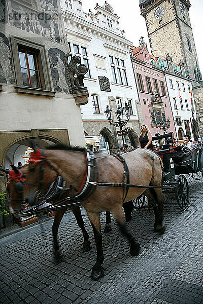 Pferdekutsche in der Altstadt  SStare Mesto  Prag  Tschechische Republik.