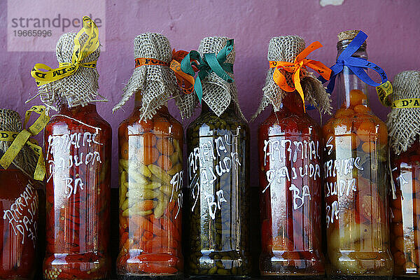 Farbenfrohe Souvenirs aus konserviertem Obst  Gemüse und Chilischoten  Arraial d'Ajuda  Bahia  Brasilien.