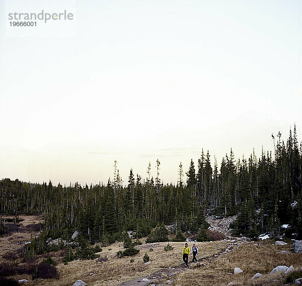 Zwei Wanderer auf einem Wanderweg im Hinterland von Colorado.