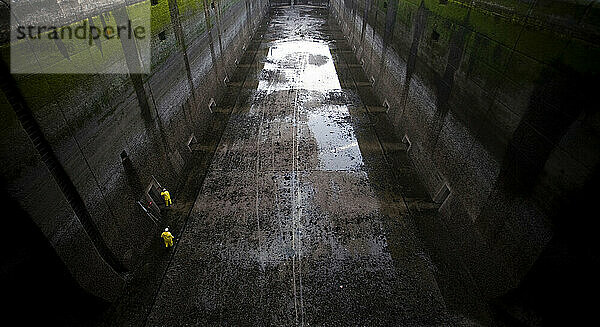 Zwei Arbeiter reinigen den Boden der Hiram Chittendon Locks  die den Puget Sound vom Lake Union in Seattle  WA  trennen.