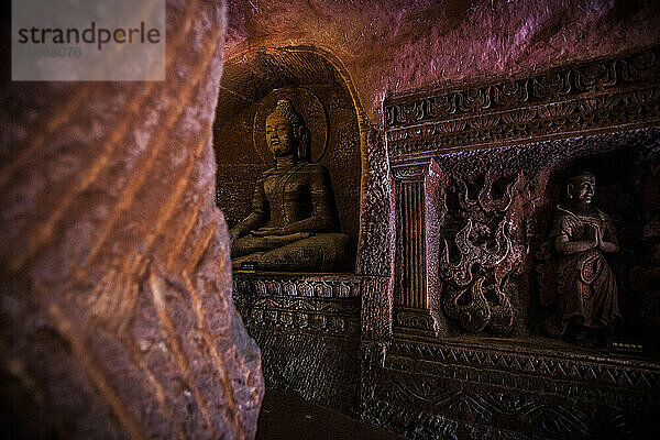 Geschnitzte Buddhas in einem Berg