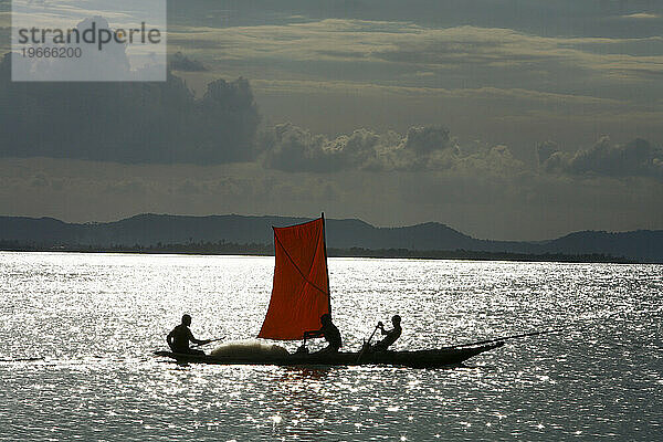 Fischer segeln auf einem Boot auf der Insel Itaparica in der Nähe von Salvador  Bahia  Brasilien.