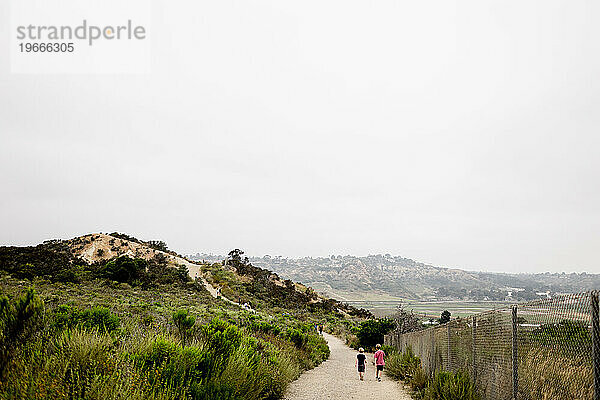 Zwei Brüder wandern gemeinsam in San Diego