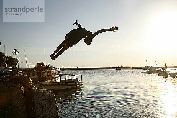 Junge springt zum Wasser am alten Hafen  Salvador  Bahia  Brasilien.