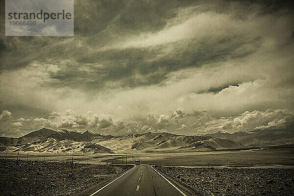 Der Karakoram Highway führt in die Berge.