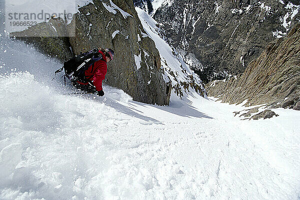 Skifahrer stürmt den Hang hinunter  Colorado