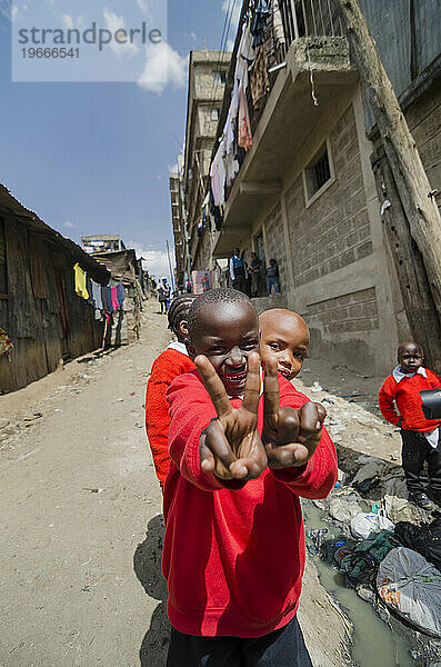 Zwei Jungen vergnügen sich auf den Straßen Kenias