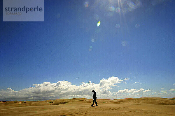Eine Frau geht alleine durch die Sanddünen von Pismo Beach. Pismo Beach  Kalifornien.