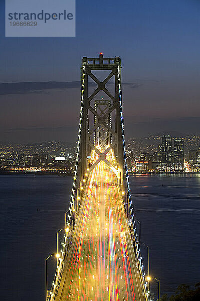 Autos fahren in der Abenddämmerung über die Bay Bridge in Richtung San Francisco  Kalifornien.