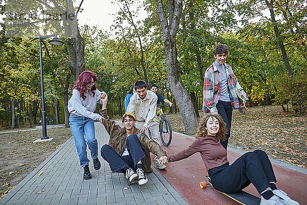 Eine Gruppe Teenager fährt Skateboards im Park