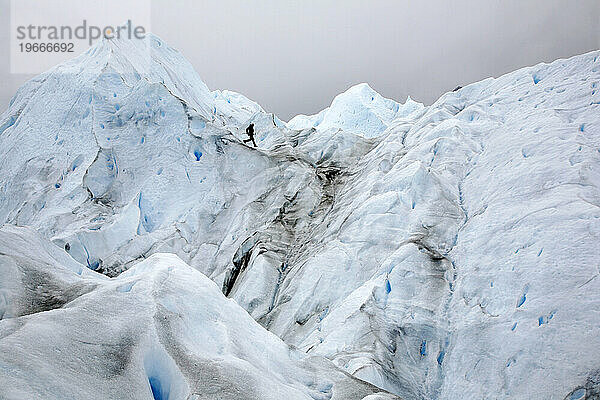 Menschen wandern auf dem Gletscher in Patagonien