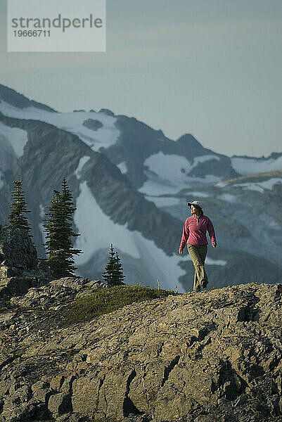 Erwachsene Frau beim Wandern in den kanadischen Rocky Mountains  British Columbia  Kanada.