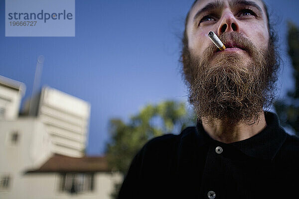 Ein Mann mit Bart und Zigarette...