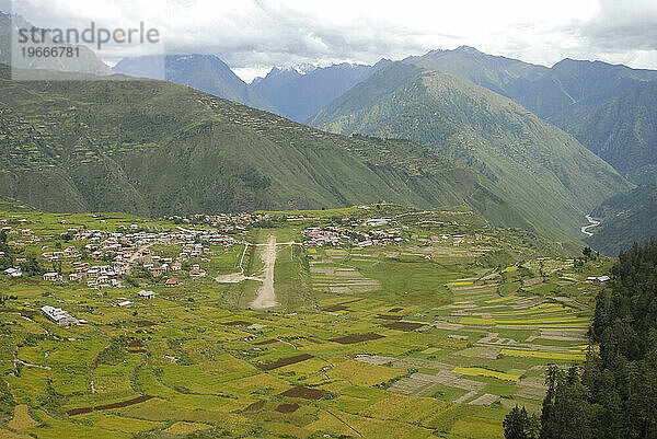 Zwillingsotter landen in Simikot  Nepal.