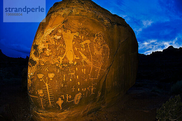 Petroglyphen auf einem vom Blitz beleuchteten Felsen  Moab  Utah.