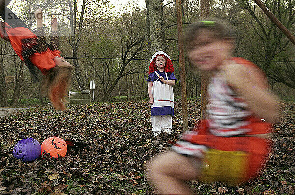 Kinder spielen vor dem örtlichen Halloween-Wettbewerb.
