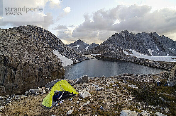 Ein Mann entspannt sich in seinem Zelt neben dem White Bear Lake an der Sierra High Route  Kalifornien.