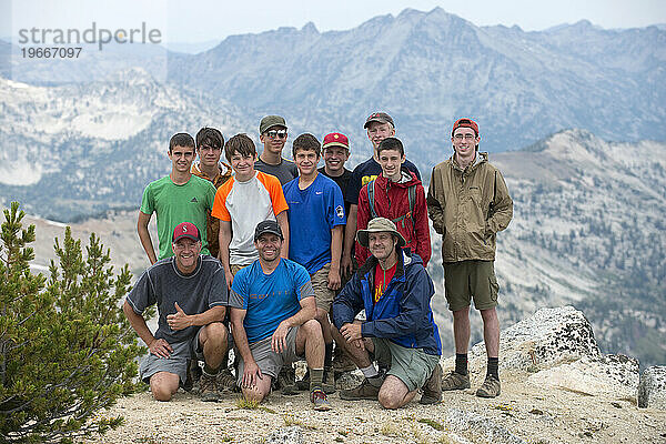 Truppe 224 steht am vierten Tag ihrer Wanderung auf dem Gipfel des Eagle Cap Peak in der Eagle Cap Wilderness im Nordosten Oregons. (Namen siehe Bildunterschrift)