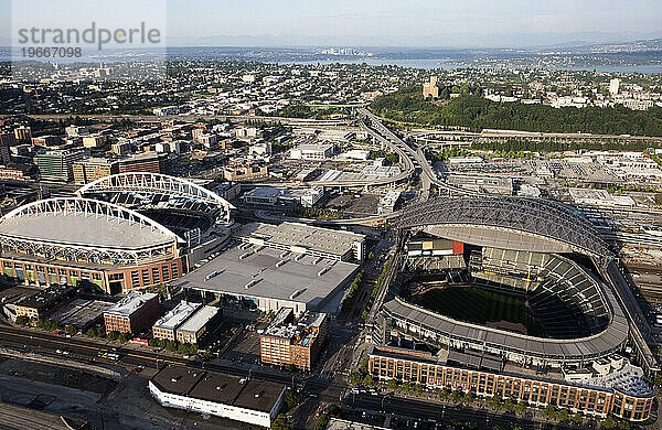 Luftaufnahmen von zwei Stadien in der Innenstadt von Seattle