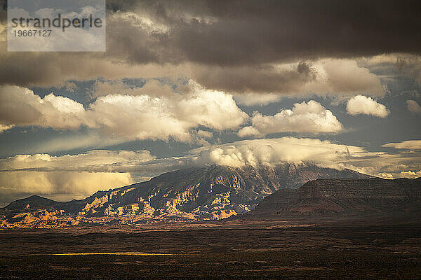 Eine malerische Landschaft mit einem Berg und Wolken.