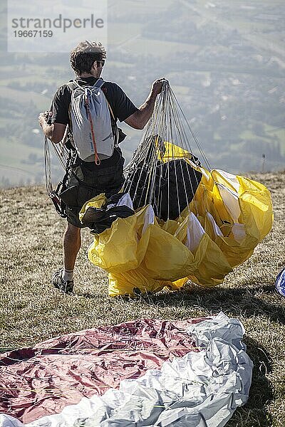 Freundliches Treffen zwischen Gleitschirmfliegern in der Nähe von Genf